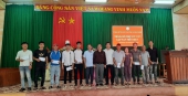 Lãnh đạo Mặt trận thị xã, phường thăm trao hỗ trợ 9 ngư dân Hoài Hương và Hoài Mỹ