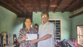 Đồng chí Nguyễn Thanh Tùng trao tiền hỗ trợ cho gia đình bà Lê Thị Chút