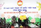 Ông Nguyễn Xuân Vĩnh - Phó Chủ tịch Thường trực Ủy ban MTTQ Việt Nam tỉnh tiếp nhận ủng hộ từ Tập đoàn Tôn Hoa Sen