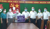 Đại diện lãnh đạo MTTQ Việt Nam thành phố và LĐLĐ thành phố tiếp nhận ủng hộ từ Công đoàn cơ sở thành viên Chi Cục Thuế thành phố Quy Nhơn