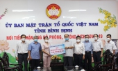 Bà Nguyễn Thị Phong Vũ, Trưởng ban Ban dân vận Tỉnh ủy, Chủ tịch Ủy ban MTTQ Việt Nam tỉnh nhận bảng hỗ trợ 300 triệu từ Hiệp hội các Nhà thầu Xây dựng tỉnh