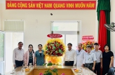 Đồng chí Nguyễn Thị Phong Vũ tặng hoa chúc mừng Lãnh đạo Bệnh viện Tâm Thần và Bệnh viện chỉnh hình và phục hồi chức năng tỉnh