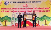 Phó Chủ tịch UBND tỉnh Nguyễn Tuấn Thanh trao bảng xếp hạng di tích cấp tỉnh Chiến thắng Đồi Thường cho lãnh đạo thị xã Hoài Nhơn