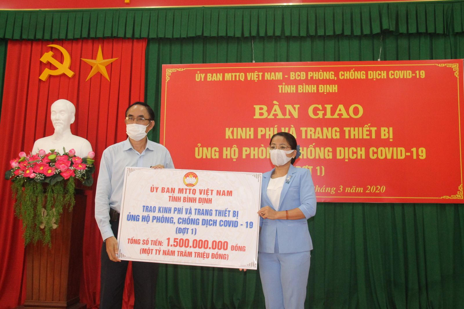 Ủy ban MTTQ Việt Nam tỉnh bàn giao kinh phí và trang thiết bị ủng hộ công tác phòng, chống dịch Covid-19 1,5 tỷ đồng cho Sở Y tế