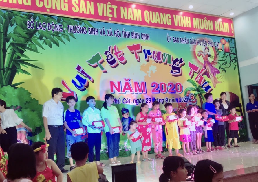 Đồng chí Nguyễn Xuân Vĩnh -  Tỉnh ủy viên, Phó Chủ tịch  Thường trực Ủy ban MTTQ Việt Nam tỉnh  tặng quà cho các cháu