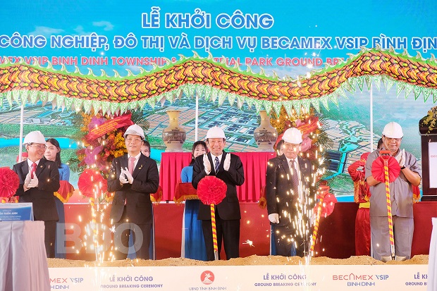 Phó Thủ tướng Thường trực Chính phủ Trương Hòa Bình (thứ 3 từ trái sang), cùng lãnh đạo bộ, ngành Trung ương và lãnh đạo hai tỉnh Bình Định, Bình Dương, chủ đầu tư thực hiện nghi thức thức khởi công Becamex VSIP Bình Định.