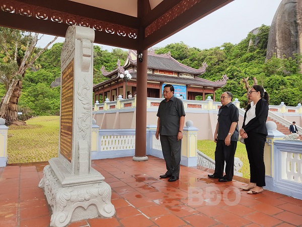 Các đồng chí lãnh đạo, nguyên lãnh đạo tỉnh tham quan nhà bia