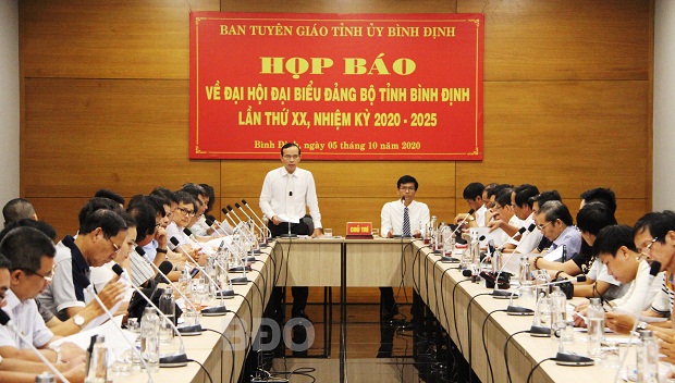 Lãnh đạo Ban Tuyên giáo Tỉnh ủy thông báo các nội dung cơ bản của Đại hội.