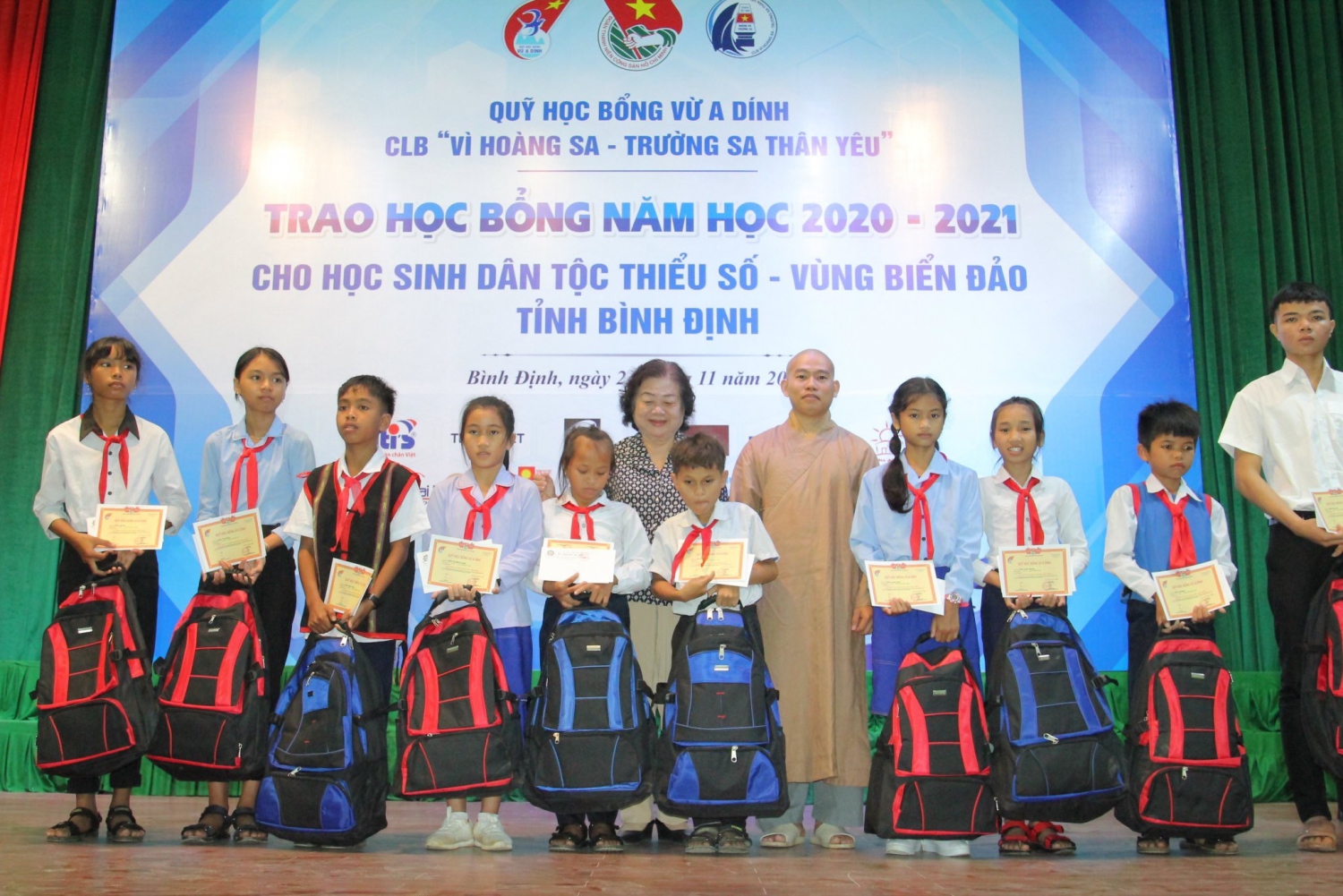 Chương trình trao tặng học bổng cho học sinh dân tộc thiểu số và vùng biển đảo tỉnh Bình Định năm học 2020 - 2021