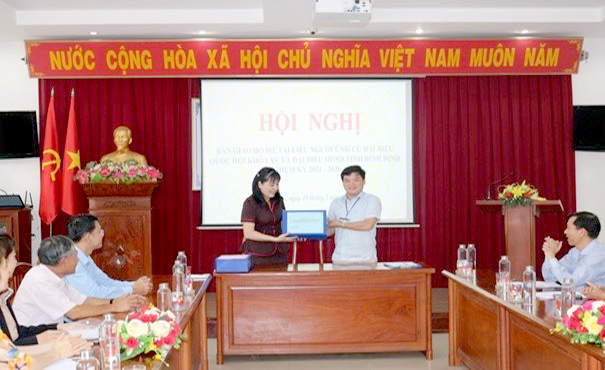 Bàn giao, tiếp nhận hồ sơ những người ứng cử đại biểu Quốc hội khóa XV và đại biểu HĐND tỉnh nhiệm kỳ 2021-2026