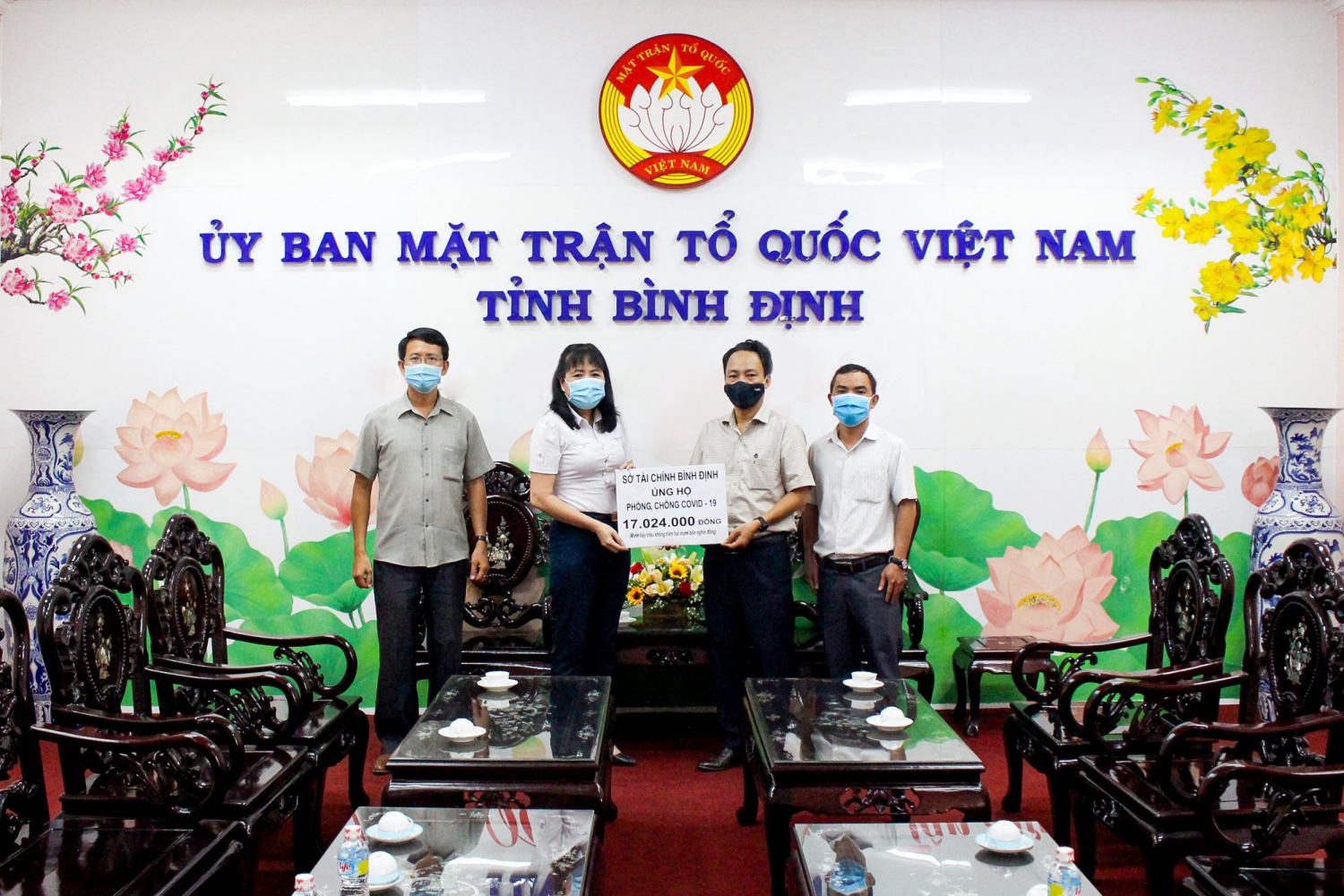 Lãnh đạo Sở tài chính trao tiền hỗ trợ công tác phòng, chống dịch Covid-19 cho Ban Cứu trợ Ủy ban MTTQ Việt Nam tỉnh