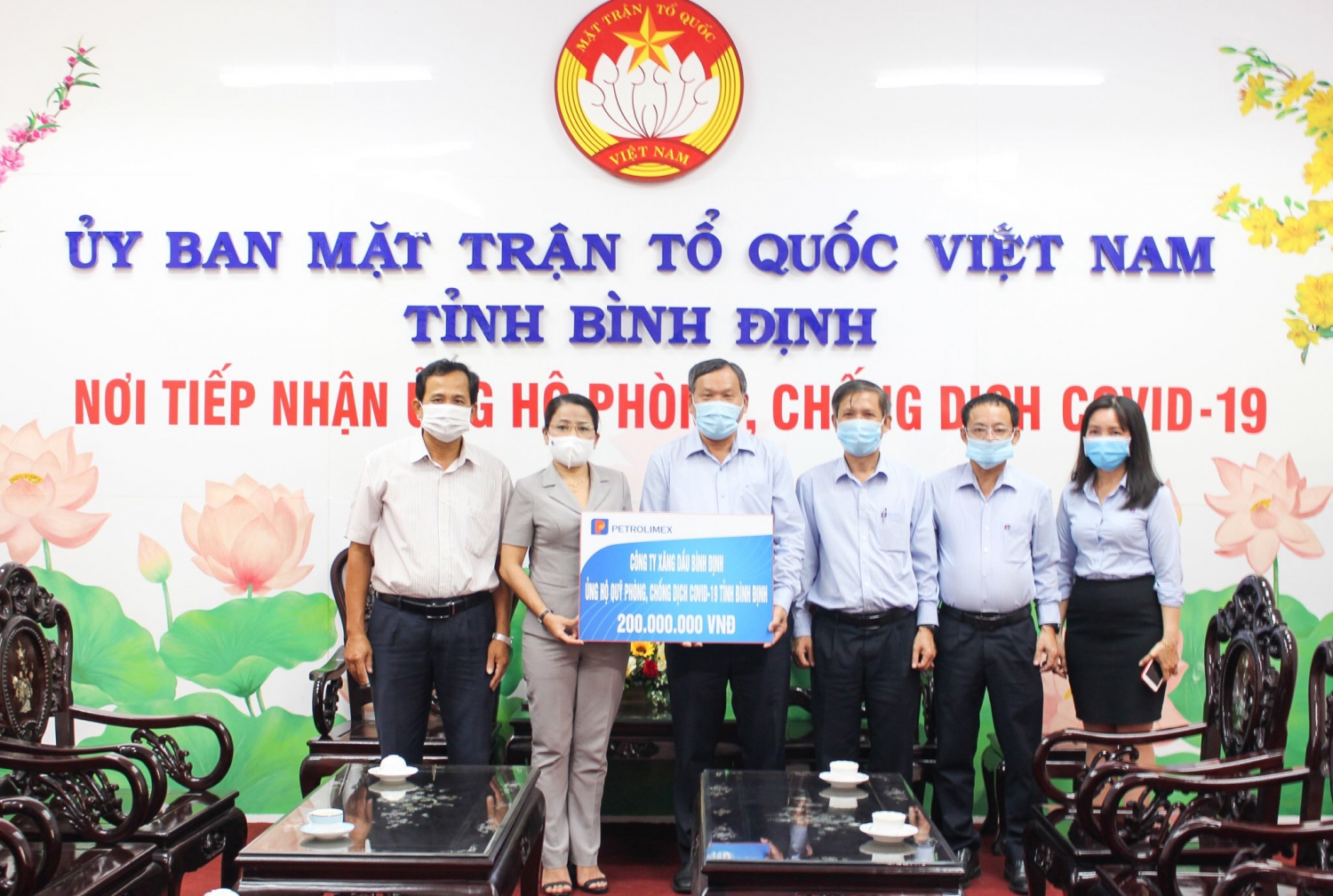 Đại diện Lãnh đạo Công ty Xăng dầu Bình Định trao bảng hỗ trợ 200 triệu đồng cho Ban Cứu trợ Ủy ban MTTQ Việt Nam tỉnh