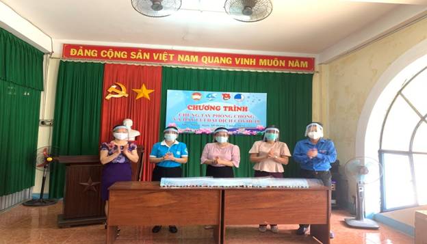 Đại diện lãnh đạo MTTQ Việt Nam thành phố, Hội LHPN thành phố và Thành đoàn Quy Nhơn trao tấm chắn ngăn giọt bắn cho ban quản lý chợ Đầm, thành phố Quy Nhơn.