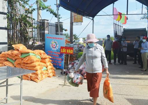 Quang cảnh người dân nhận hàng tại thôn Lạc Điền – xã Phước Thắng