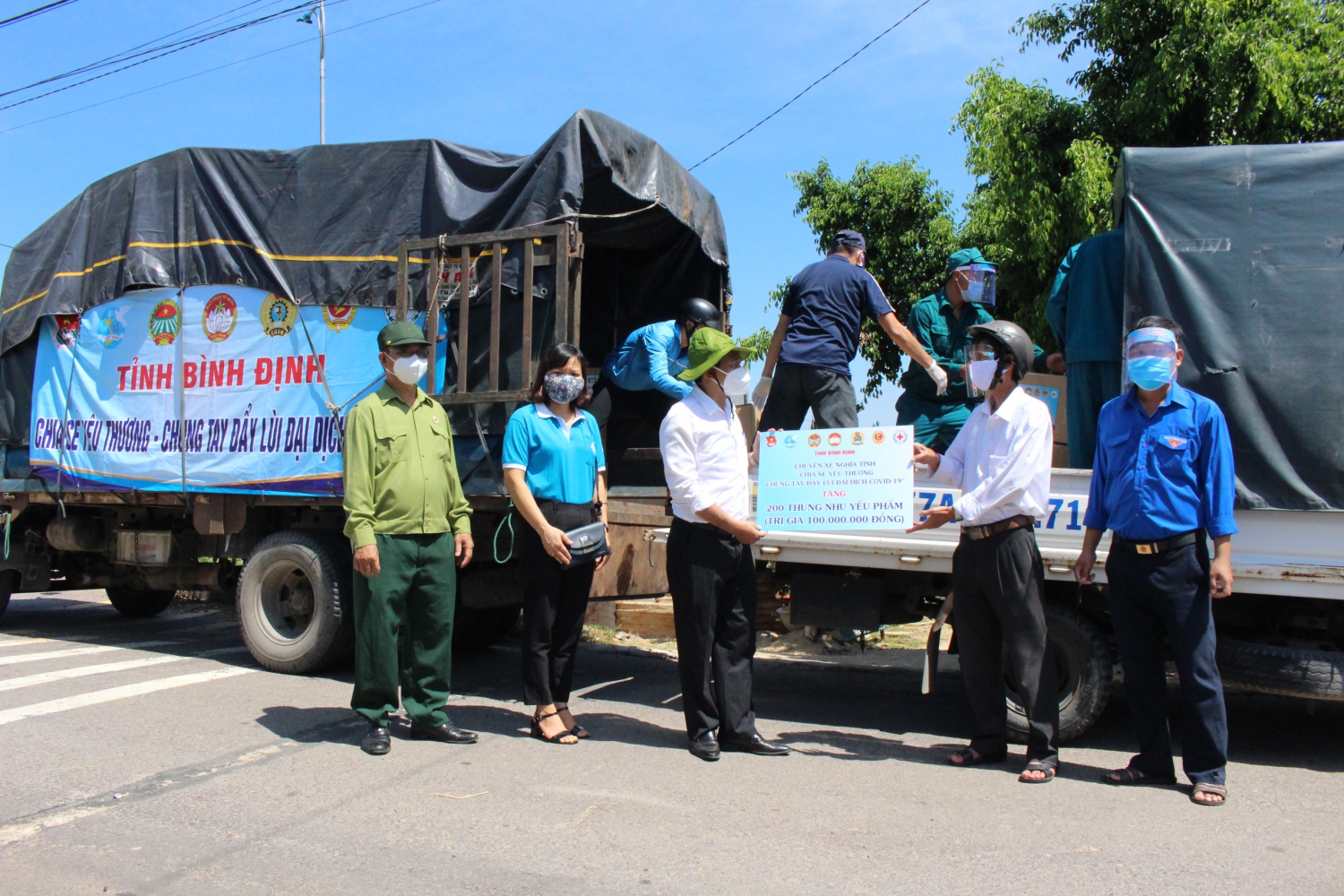 Lãnh đạo Ủy ban MTTQ Việt Nam tỉnh trao hỗ trợ nhu yếu phẩm tại chốt kiểm soát dịch Thị xã An Nhơn