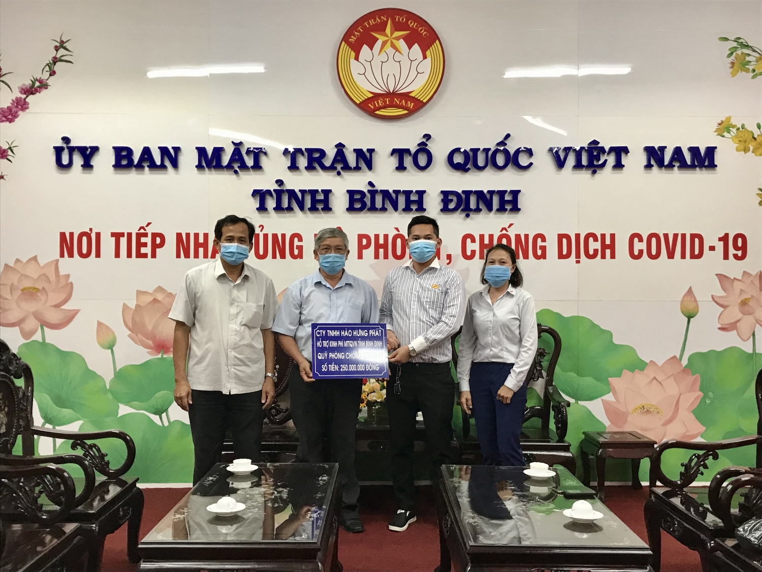 Đại diện Công ty TNHH Hào Hưng Phát trao bảng hỗ trợ 250 triệu cho Qũy phòng, chống Covid-19 thông qua Ban Cứu trợ Ủy ban MTTQ Việt Nam tỉnh.