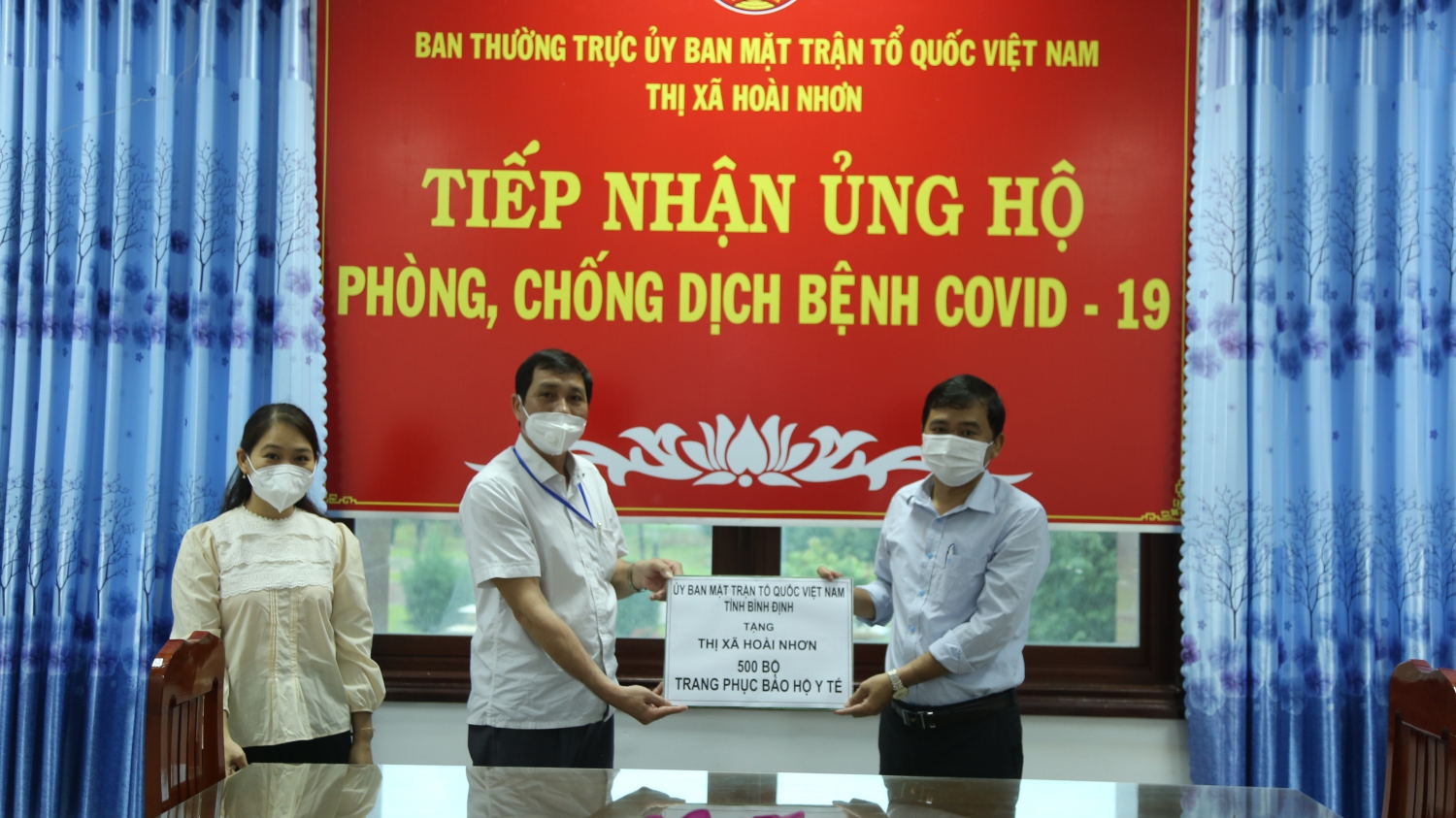 Lãnh đạo Ủy ban MTTQ Việt Nam tỉnh trao hỗ trợ 500 bộ đồ bảo hộ y tế cho Ủy ban MTTQ Việt Nam thị xã Hoài Nhơn