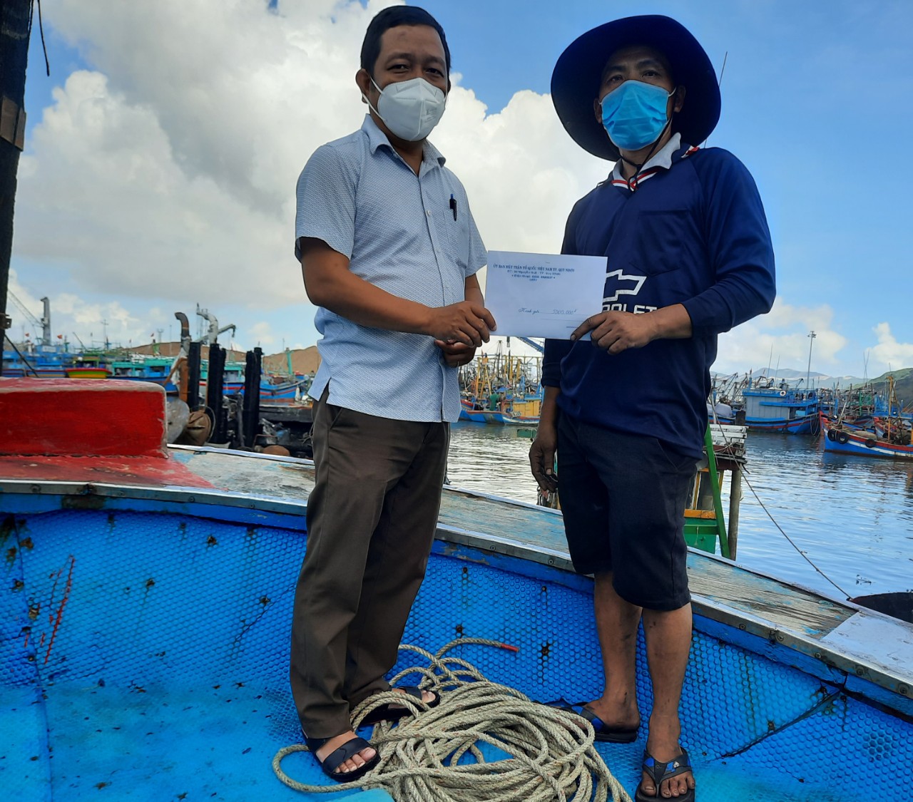 Ông Nguyễn Tiến Dũng - Phó Chủ tịch Ủy ban MTTQ Việt Nam thành phố trao hỗ trợ cho chủ tàu cá bị thiệt hại do hỏa hoạn