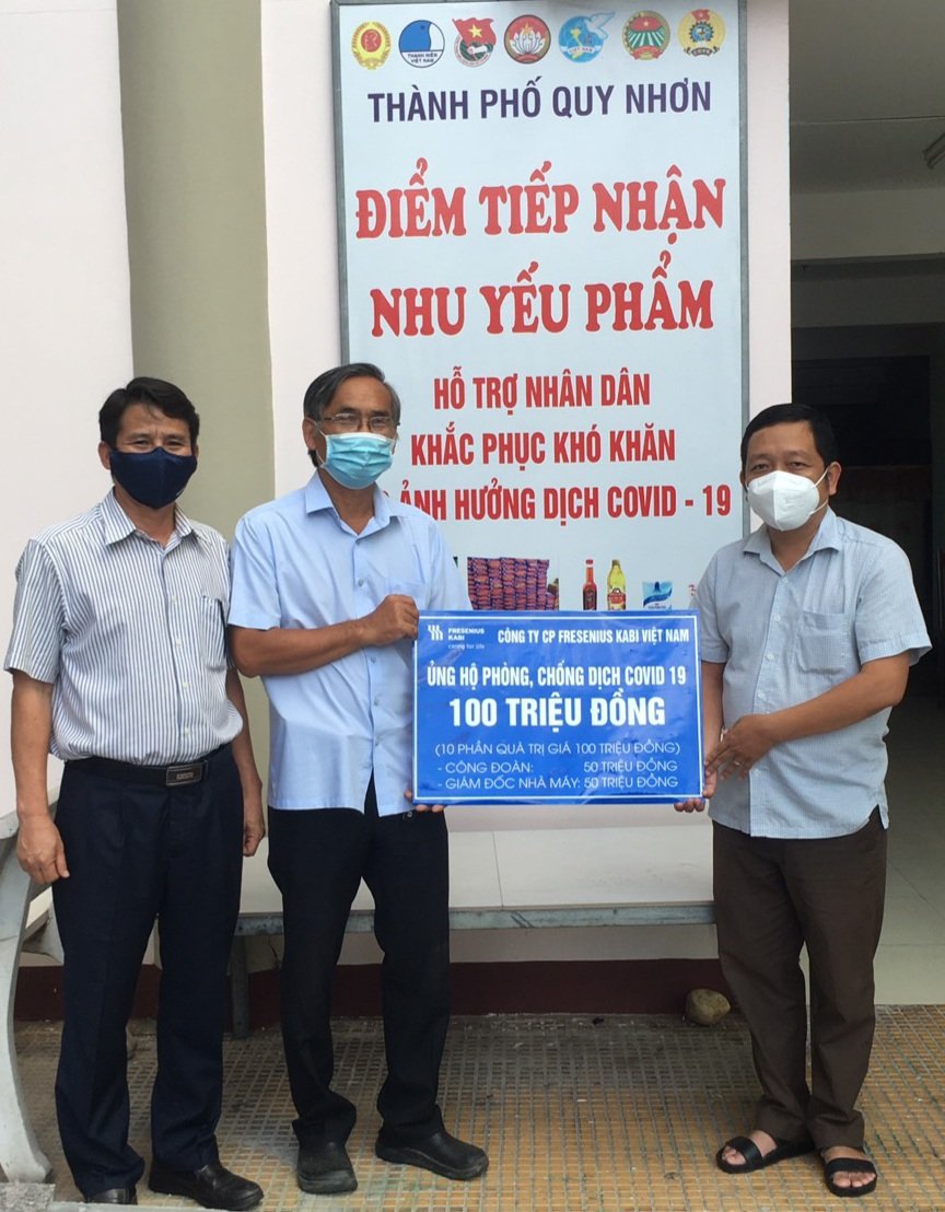 Ông Nguyễn Tiến Dũng - Phó Chủ tịch Ủy ban MTTQ Việt Nam thành phố Quy Nhơn tiếp nhận ủng hộ từ Công ty Cổ phần Fresenius Kabi Việt Nam