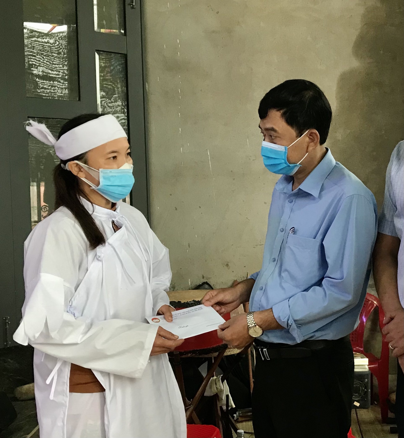 Phó Chủ tịch Ủy ban MTTQ Việt Nam tỉnh Nguyễn Xuân Vĩnh thăm và trao hỗ trợ cho gia đình người chết do lũ cuốn trôi cuối tháng 11/2021