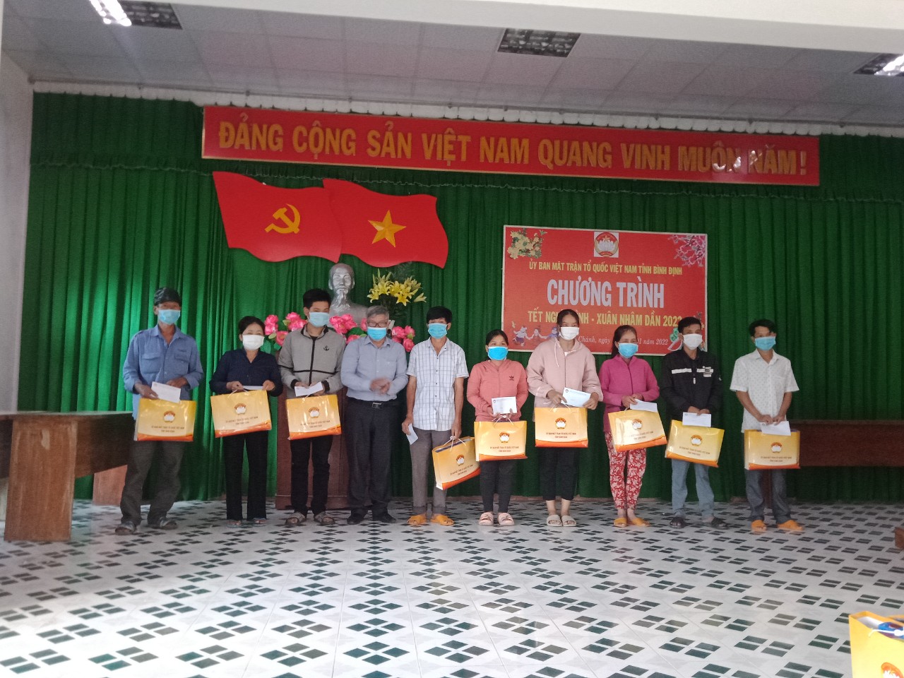 Tặng quà dân MTTQ Việt Nam tỉnh, đó là hoạt động từ thiện có ý nghĩa đặc biệt. Hãy thưởng thức hình ảnh về việc tặng quà này để cảm nhận tình người và sự đoàn kết của cộng đồng.