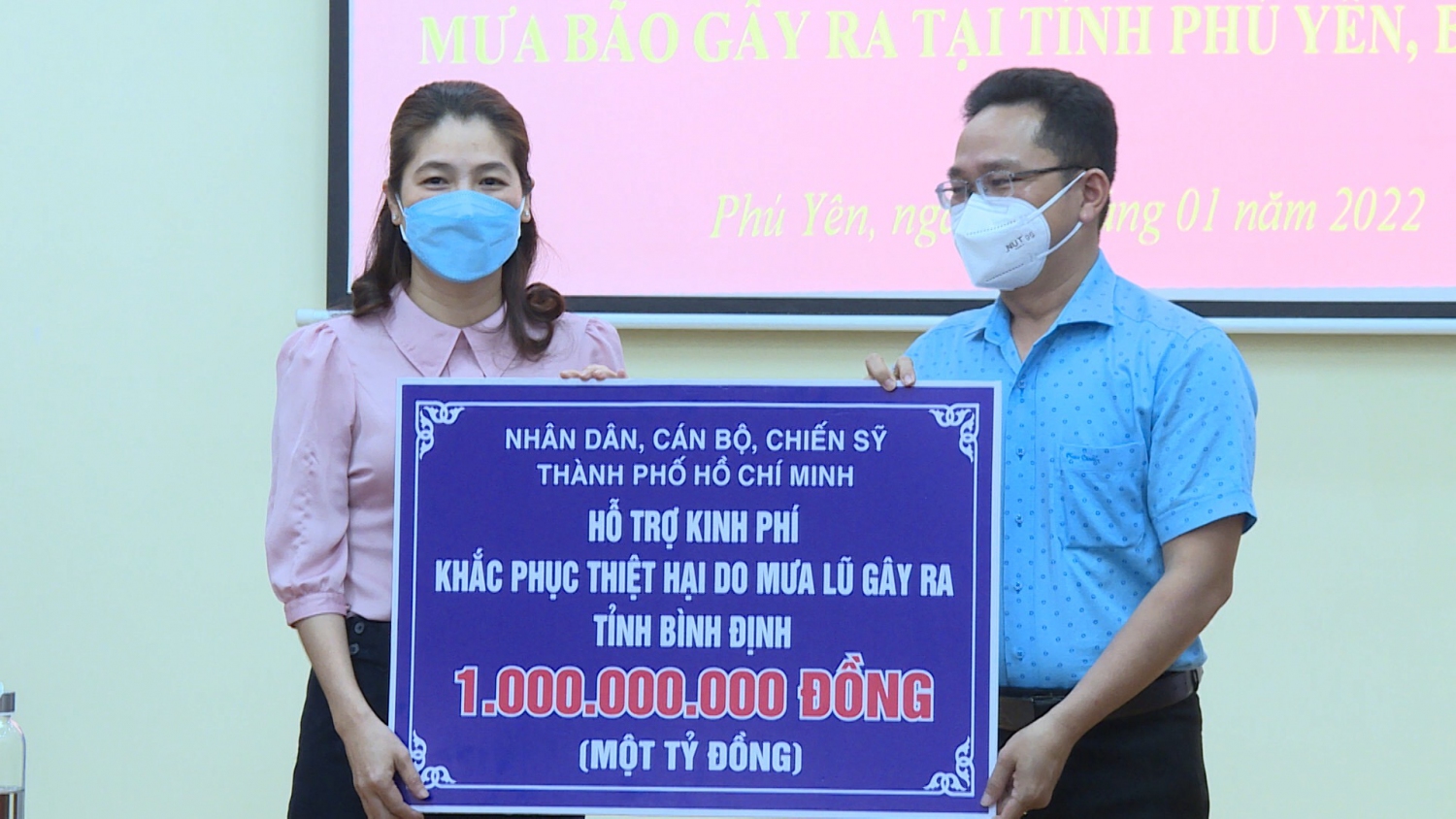 đại diện Ủy ban MTTQ Việt Nam tỉnh tiếp nhận hỗ trợ 1 tỷ đồng từ Ban "Cứu trợ" Ủy ban MTTQ Việt Nam thành phố Hồ Chí Minh