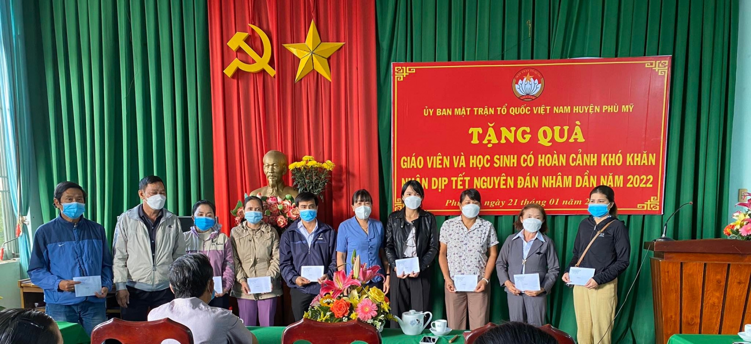 Lãnh đạo Ủy ban MTTQ Việt Nam huyện Phù Mỹ tặng quà cho  giáo viên có hoàn cảnh khó khăn trên địa bàn huyện