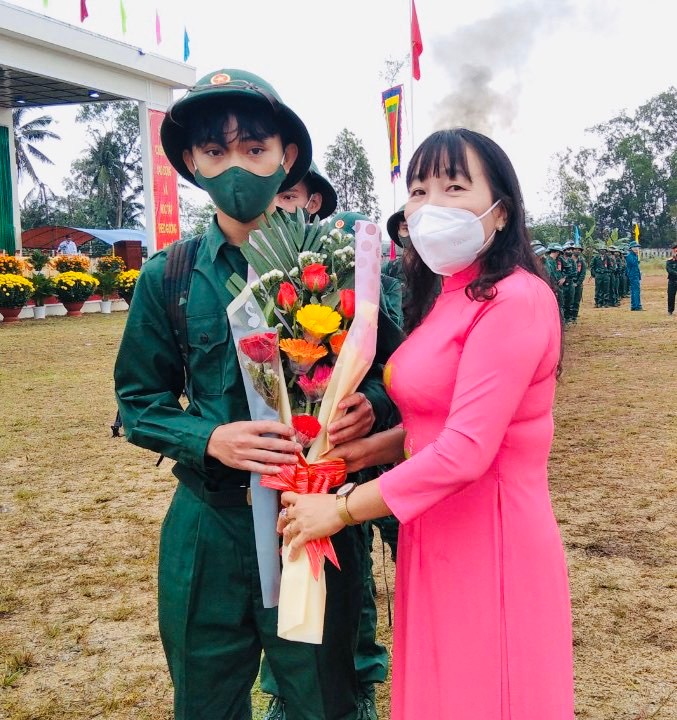 dc nguyen thi thanh binh uvbtvhu truong ban dv huyen uy chu tich ubmttqvn huyen tang hoa cho thanh nien len duong nhap ngu