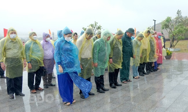 Các đại biểu mặc niệm trước Tượng đài Chiến thắng Núi Bà tưởng nhớ các anh hùng liệt sĩ, đồng bào đã hy sinh vì sự nghiệp giải phóng dân tộc. Ảnh: NGỌC NHUẬN