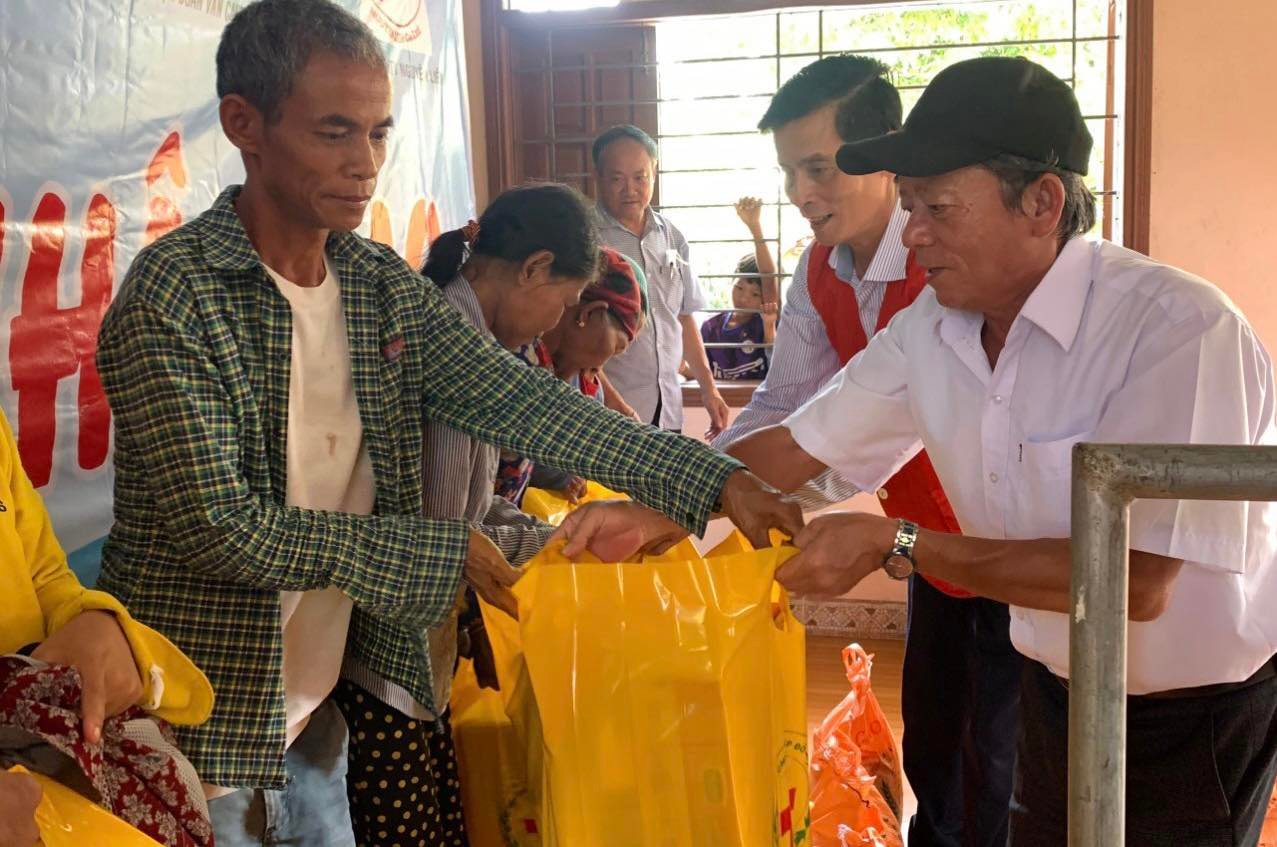 Đồng chí Nguyễn Cảnh Cao - Phó Chủ tịch Ủy ban MTTQ Việt Nam huyện trao tặng quà cho các hộ nghèo tại làng Canh Giao, xã Canh Hiệp