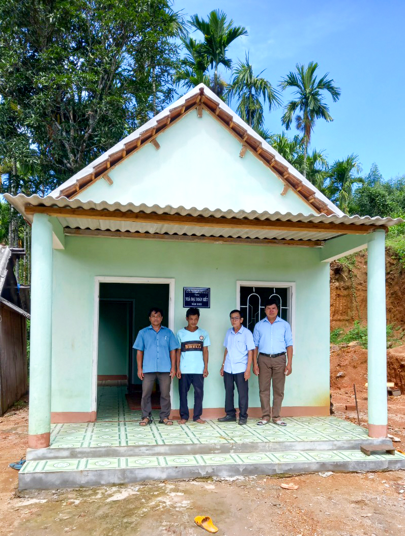 Lãnh đạo Ủy ban MTTQ Việt Nam huyện bàn giao nhà cho ông Đinh Văn Mê - Thôn 8, xã An Trung