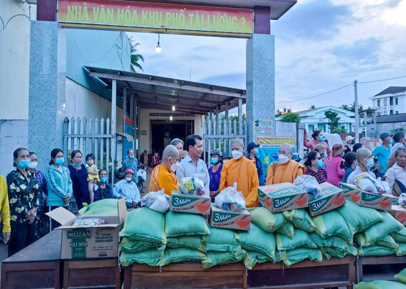 Quang cảnh tại buổi trao quà