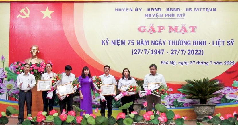 dc nguyen thi thanh binh trao khen thuong cho cac ca nhan co thanh tich trong phong trao den on dap nghia