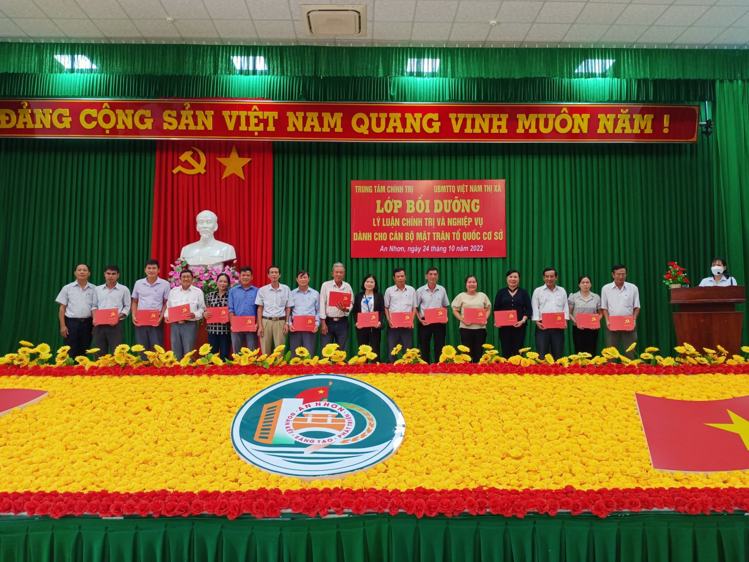 dong chi truong huu thanh trao giay chung nhan hoan thanh lop boi duong