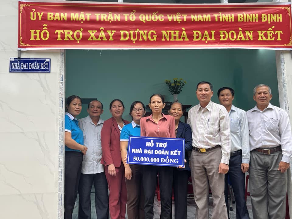 Trao hỗ trợ hộ chị Võ Thị Ngọc Minh – khu phố Phụng Du 1, phường Hoài Hảo