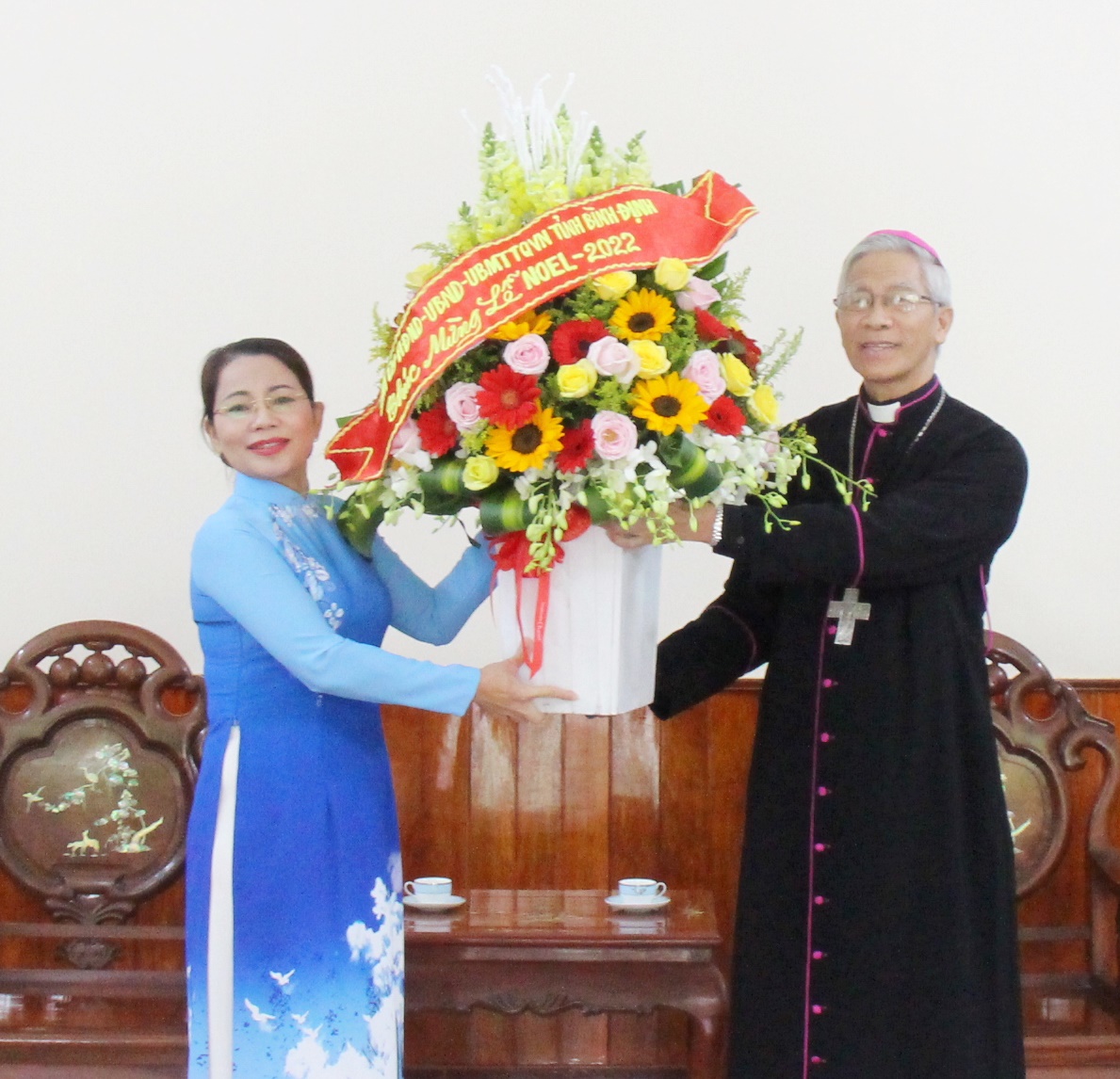 Trưởng ban Dân vận Tỉnh ủy, Chủ tịch Ủy ban MTTQ Việt Nam tỉnh Bình Định Nguyễn Thị Phong Vũ thăm, tặng hoa chúc mừng Giáng sinh