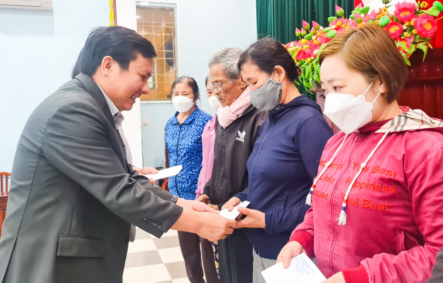 Phó Chủ tịch Ủy ban MTTQ Việt Nam tỉnh Phạm Văn Nam trao quà hộ cận nghèo, hộ có hoàn cảnh đặt biệt khó khăn đột xuất