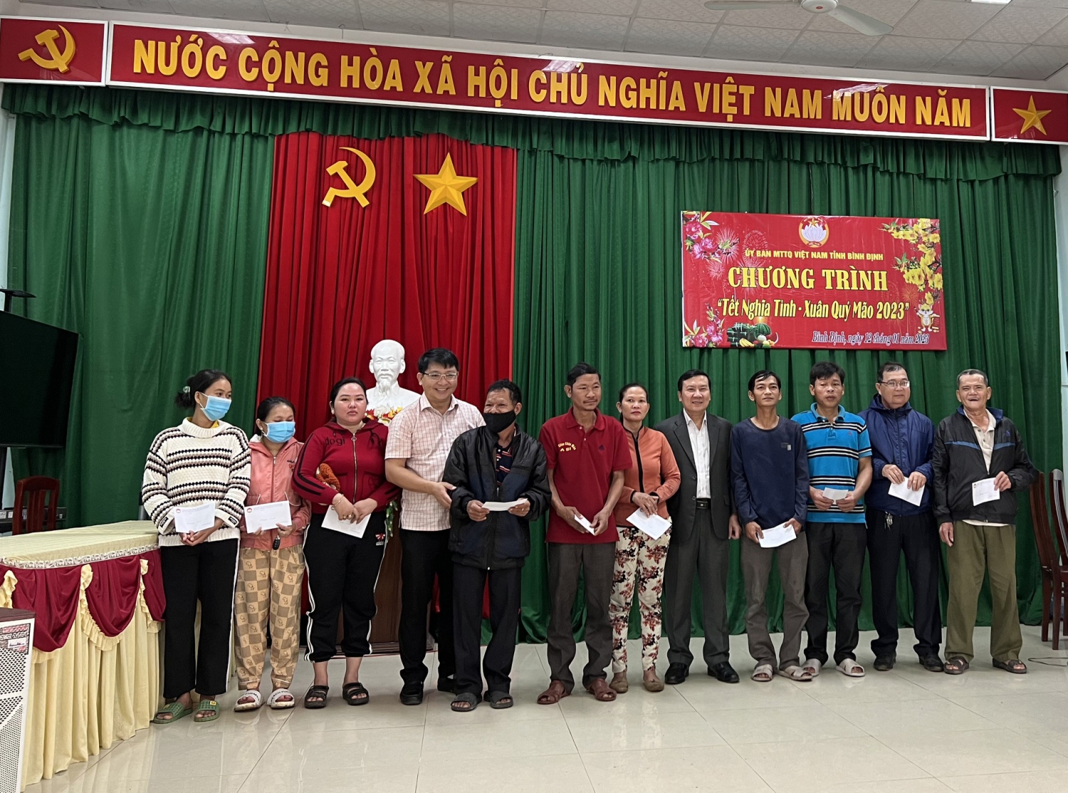 Ông Phạm Văn Nam - Phó Chủ tịch Ủy ban MTTQ Việt Nam tỉnh và ông Lương Đinh Tiên - Phó Bí thư Huyện ủy, Chủ tịch UBND huyện tặng quà cho các hộ gia đình