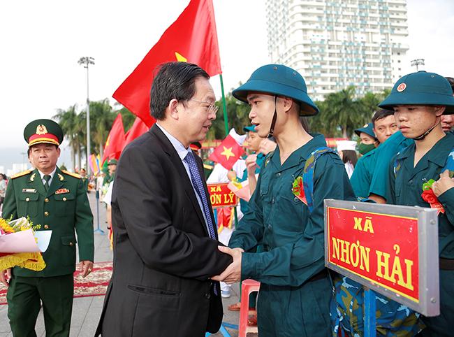 Bí thư Tỉnh ủy Hồ Quốc Dũng động viên TN TP Quy Nhơn trước khi lên đường nhập ngũ. Ảnh: HỒNG PHÚC