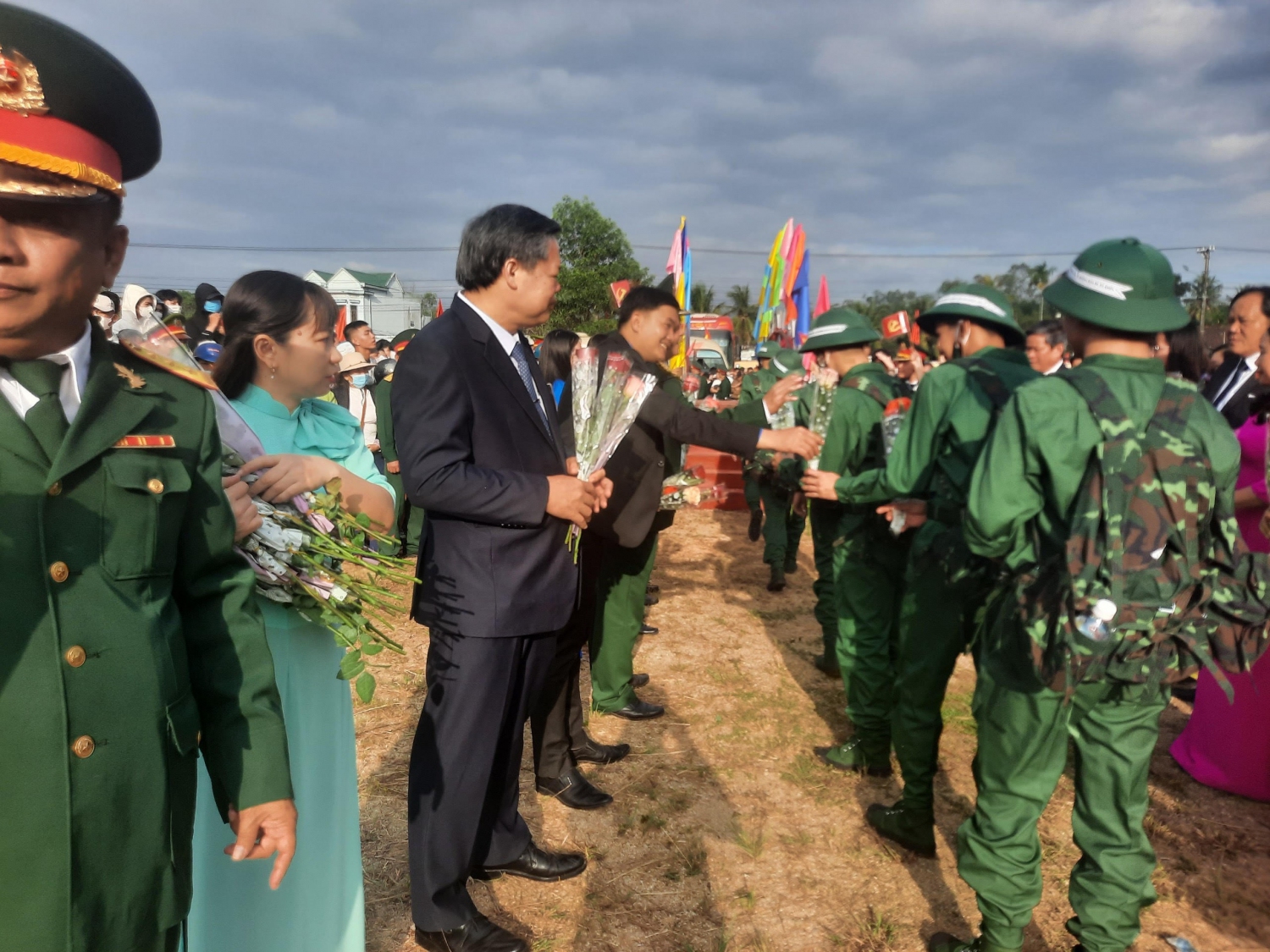 lanh dao huyen tang hoa dong vien cac tan binh