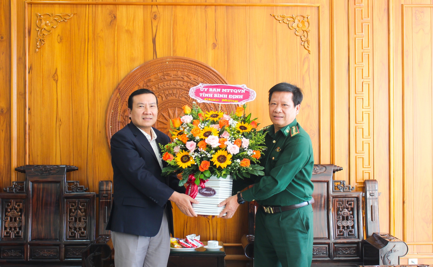 Ông Phạm Văn Nam - Phó Chủ tịch Ủy ban MTTQ Việt Nam tỉnh tăng hoa chúc mừng Bộ Chỉ huy Bộ đội Biên phòng tỉnh Bình Định