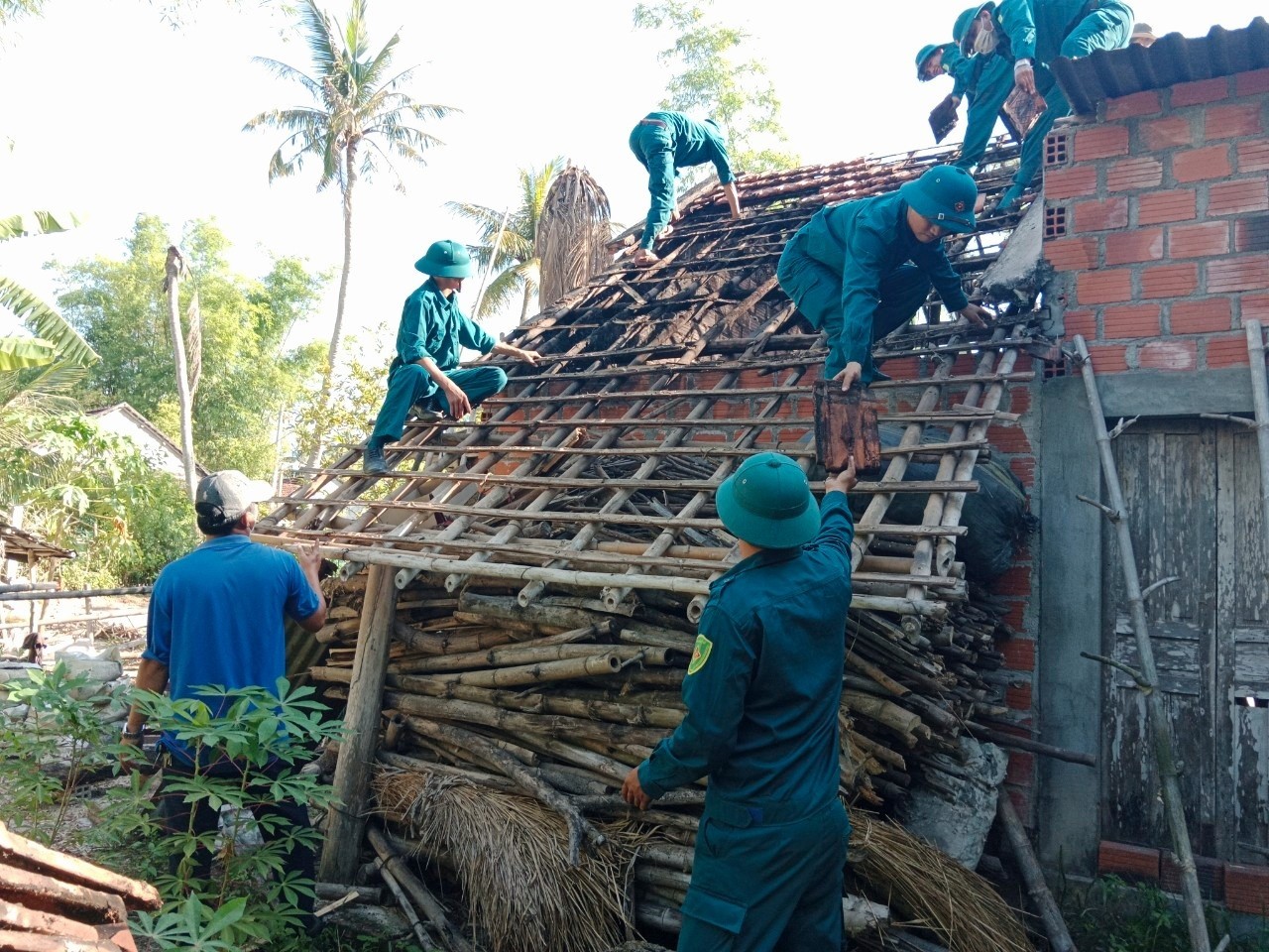 Hỗ trợ, giúp đỡ tháo dỡ nhà bà Trương Thị Sử