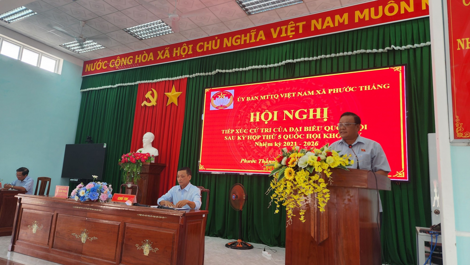 Đại biểu Lê Kim Toàn, Phó Bí thư Thường trực Tỉnh ủy, Trưởng đoàn đại biểu Quốc hội tỉnh tiếp xúc với cử tri xã Phước Thắng.