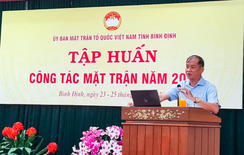 Đ/c Lê Minh Tuấn - Tỉnh ủy viên, Giám đốc Sở Nội vụ tỉnh báo cáo bài tại Hội nghị tập huấn