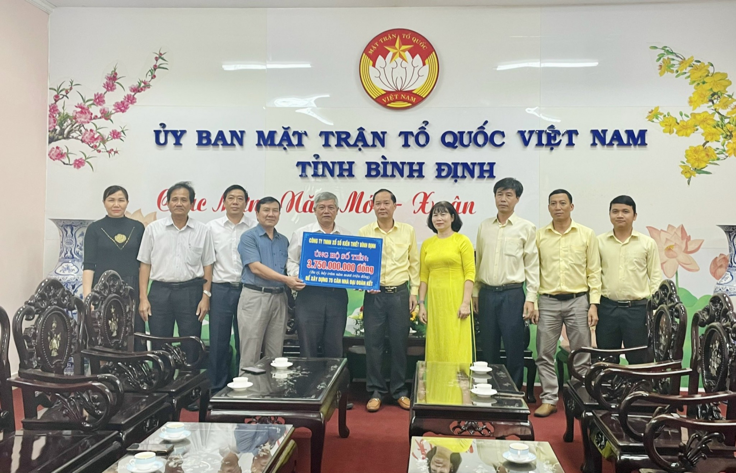 Ủy ban MTTQ Việt Nam tỉnh tiếp nhận hỗ trợ từ Công ty TNHH Xổ số kiến thiết Bình Định.