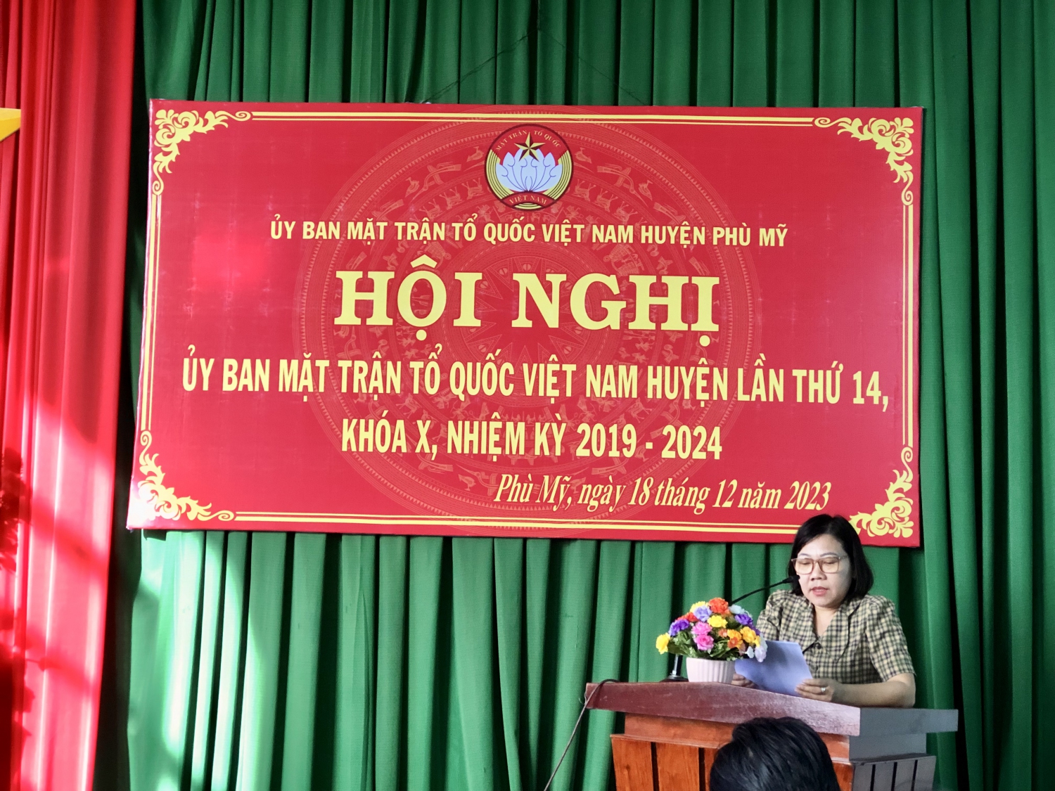 dong chi nguyen thi bich phuong pho chu tich uy ban mttq viet nam huyen thong qua bao cao ket qua cong tac mat tran nam 2023