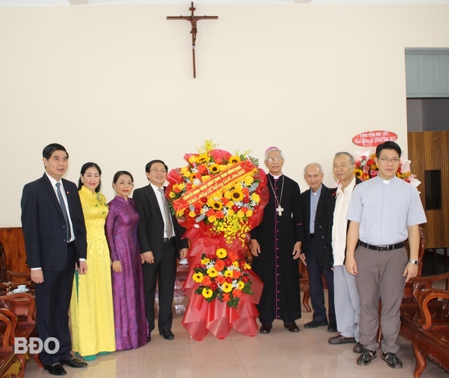 Bí thư Tỉnh ủy Hồ Quốc Dũng tặng hoa, chúc mừng Giáng sinh Tòa Giám mục Giáo phận Quy Nhơn và Giám mục Giáo phận Nguyễn Văn Khôi.