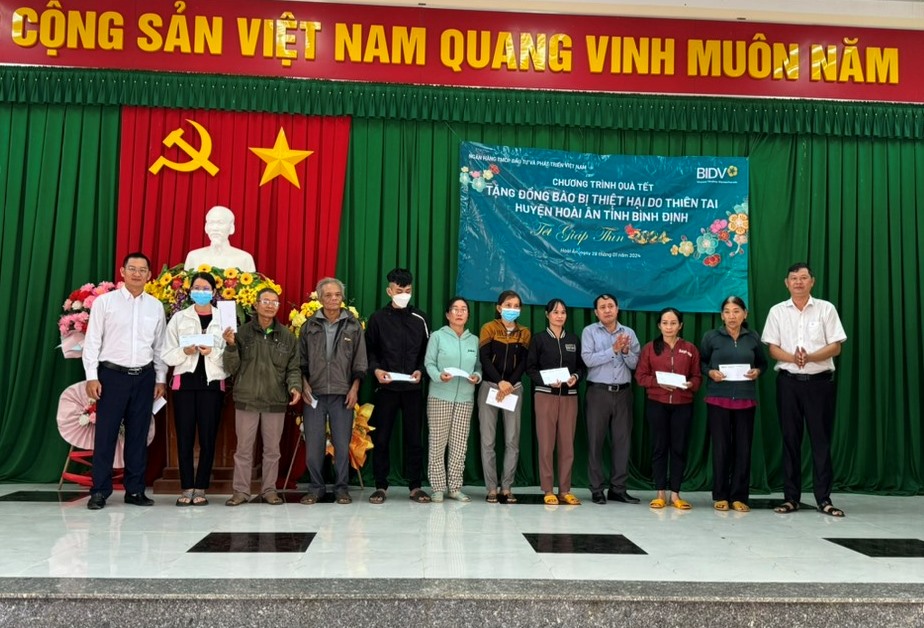 Lãnh đạo Ngân hàng Thương mại Cổ phần Đầu tư và Phát triển Chi nhánh tỉnh và lãnh đạo MTTQ huyện trao quà Tết cho bà con các xã