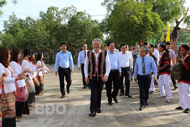 Đồng chí Nguyễn Hòa Bình và lãnh đạo tỉnh tham dự lễ tặng quà cho gia đình chính sách khó khăn trên địa bàn xã Canh Hiệp.