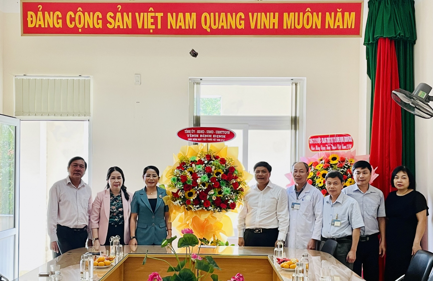 Đồng chí Nguyễn Thị Phong Vũ tặng hoa chúc mừng Lãnh đạo Bệnh viện Tâm Thần và Bệnh viện chỉnh hình và phục hồi chức năng tỉnh